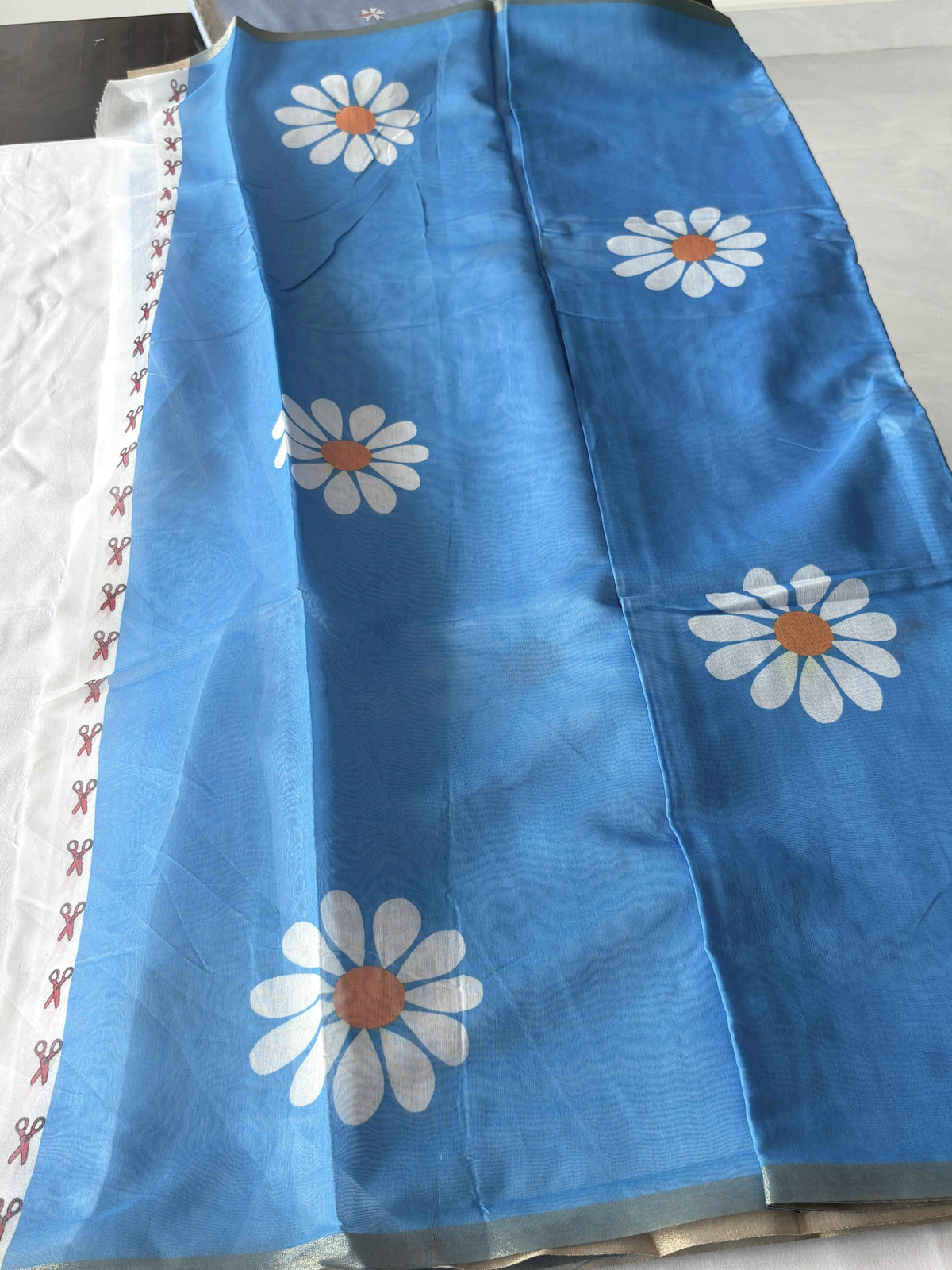 Elegant Linen Saree with Contrast Border for Effortless Style - Saree Fusion