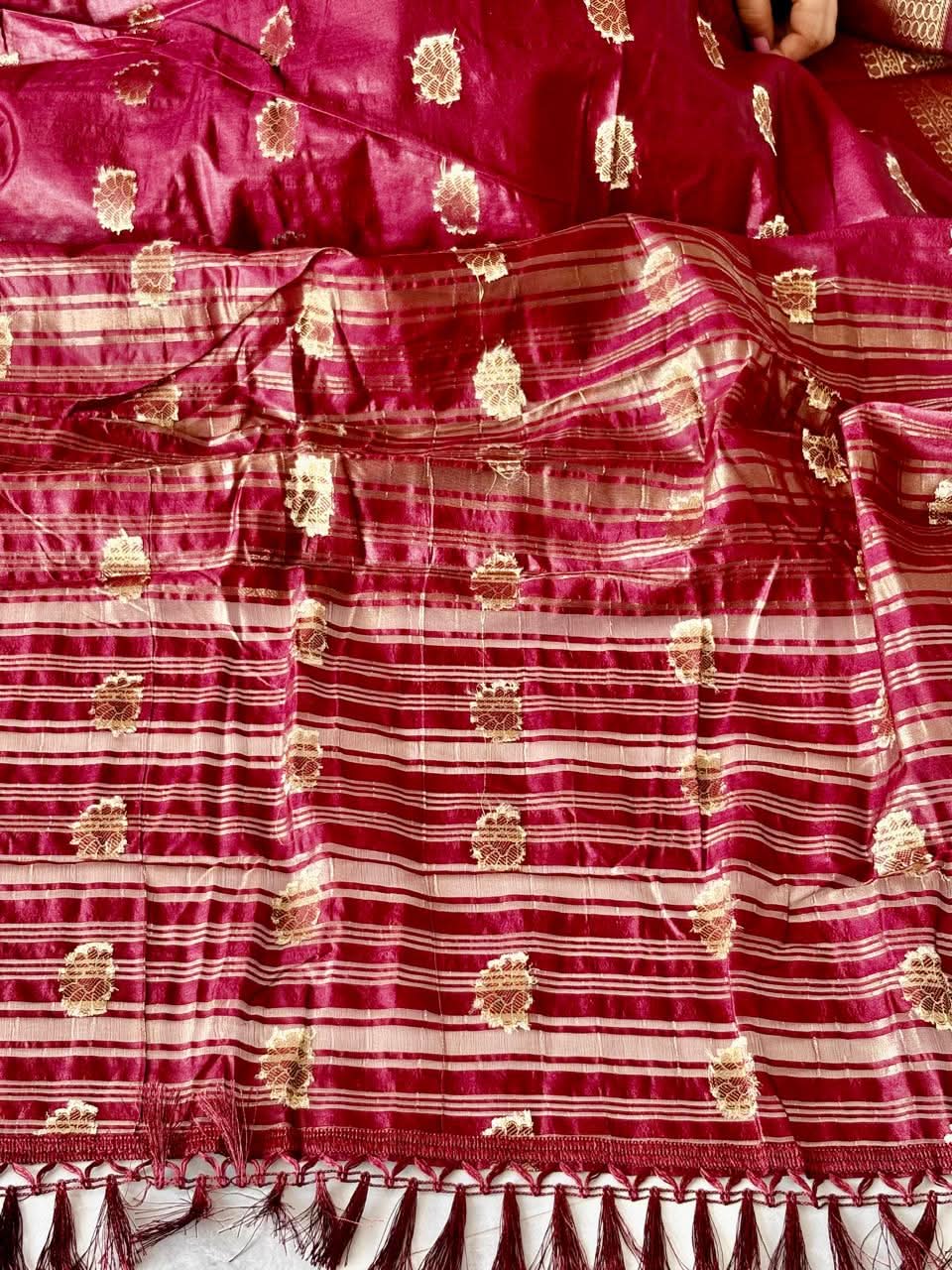 Exquisite Handloom Silk Saree with Rich Golden Zari Pallu
